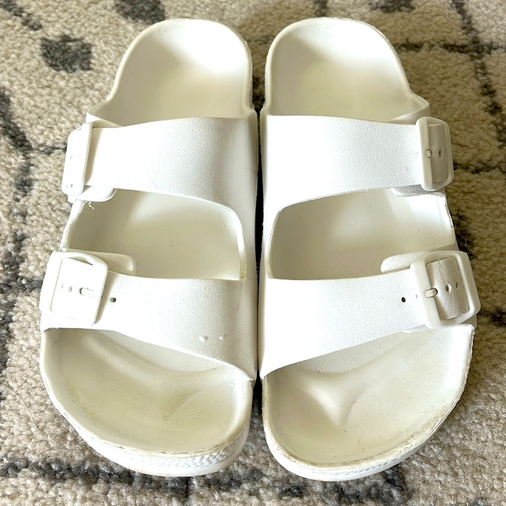 FunkyMonkey comfy white sandals GUC